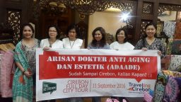 Kunjungan Wisata Ibu-ibu ADAADE Jakarta di Cirebon Borong Belanja Batik Trusmi
